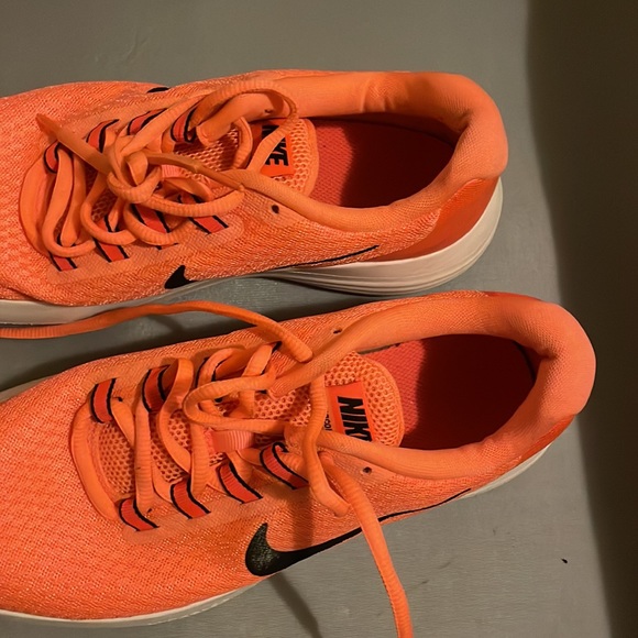 Pink Nike shoes - Picture 4 of 4